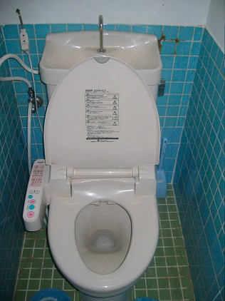 toilette japonaise avec robinet à l